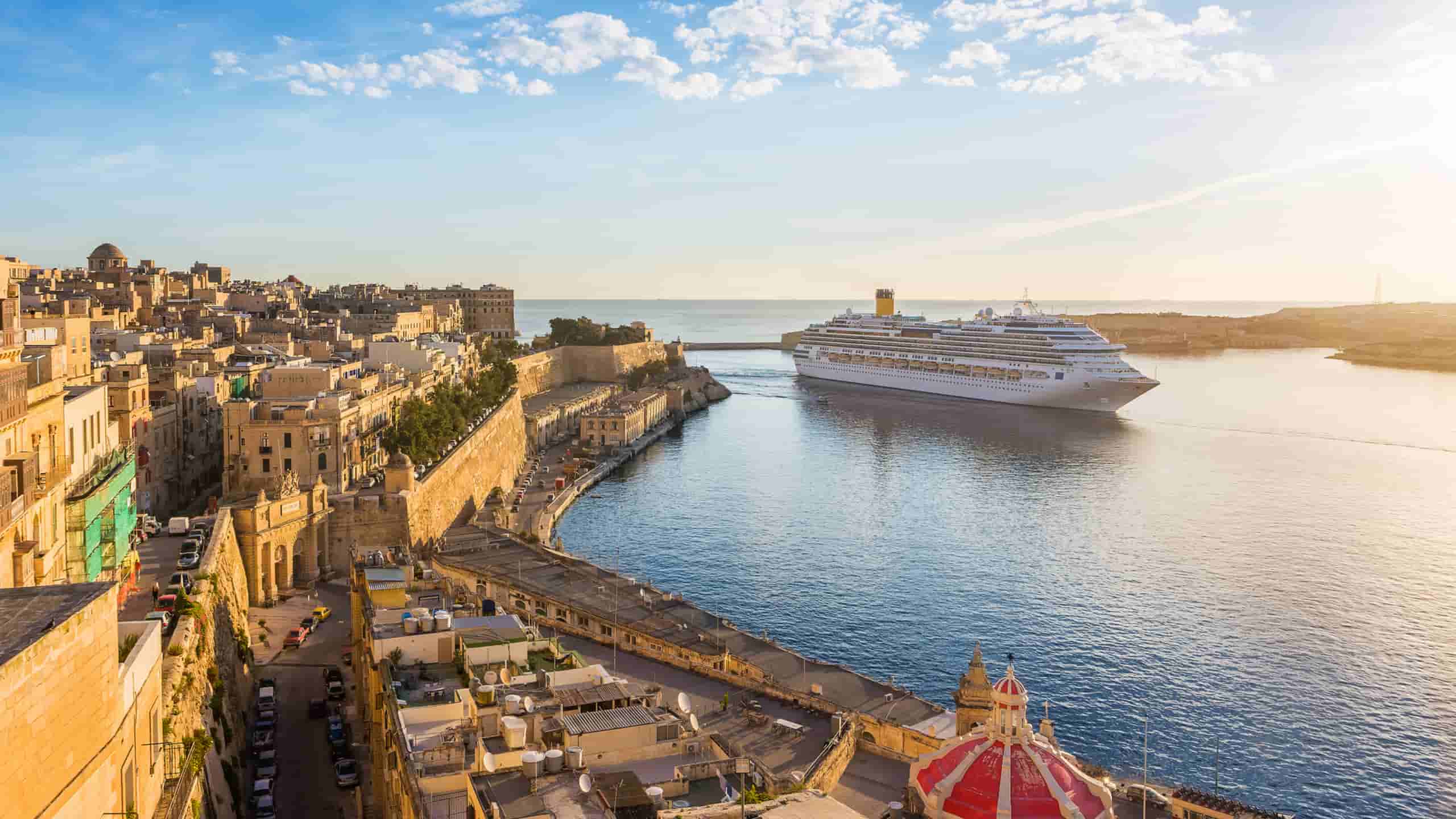 What is the etiquette for participating in a naked cruise?