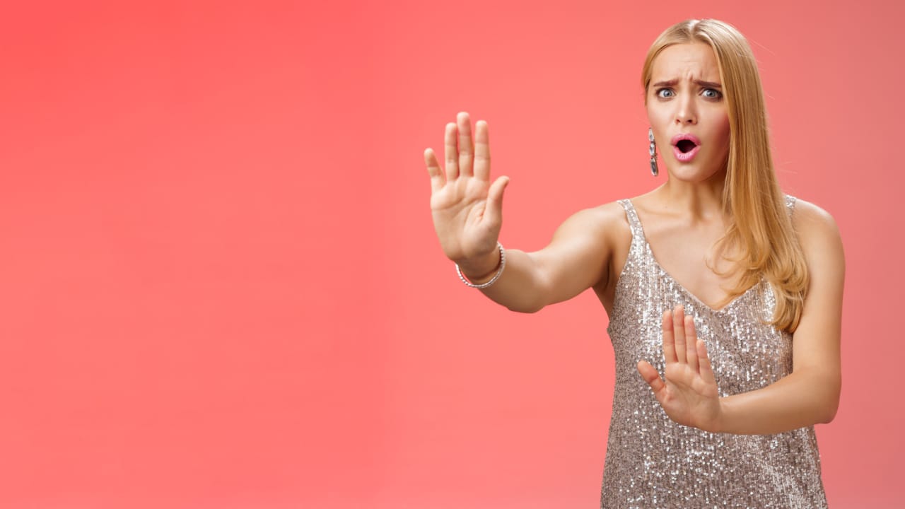 How to Masterfully Handle Public Meltdowns: Learn from Karen's Shocking Outbursts!